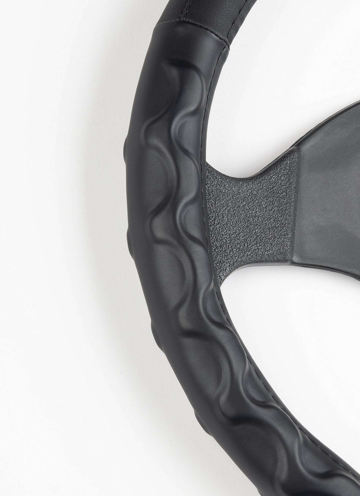 STEERING WHEEL COVER - BLACK W/S TYPE PATTERN (M)